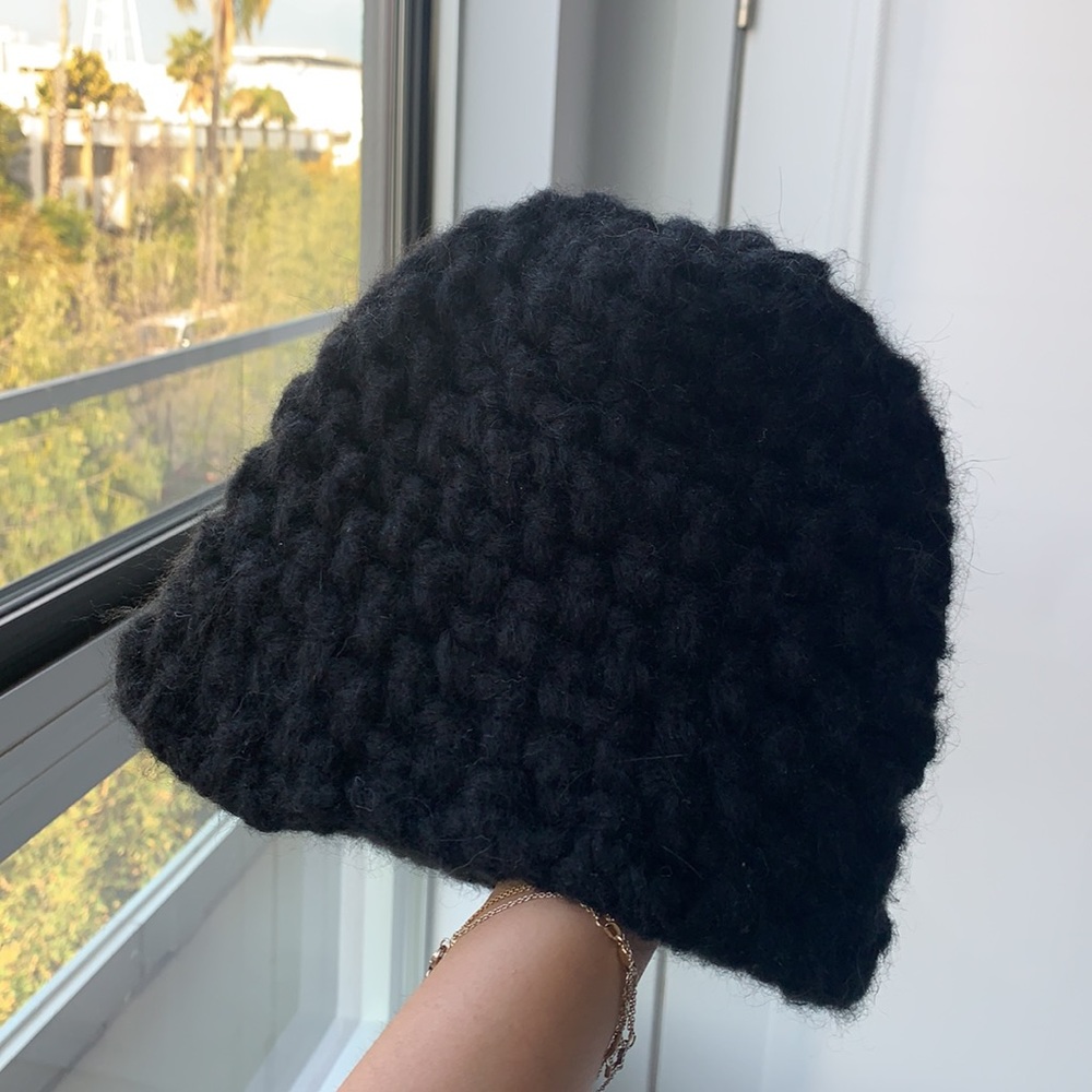 Black %100 wool chunky beanie